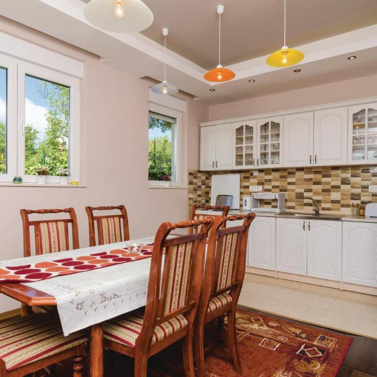 Cozy Home In Igalo With Wifi - Three-Bedroom Vacation Home - 4