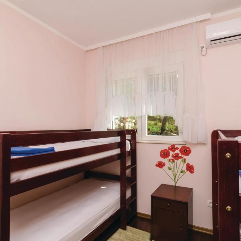 Cozy Home In Igalo With Wifi - Three-Bedroom Vacation Home - 19