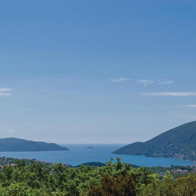 Cozy Home In Igalo With Wifi - Three-Bedroom Vacation Home - 10