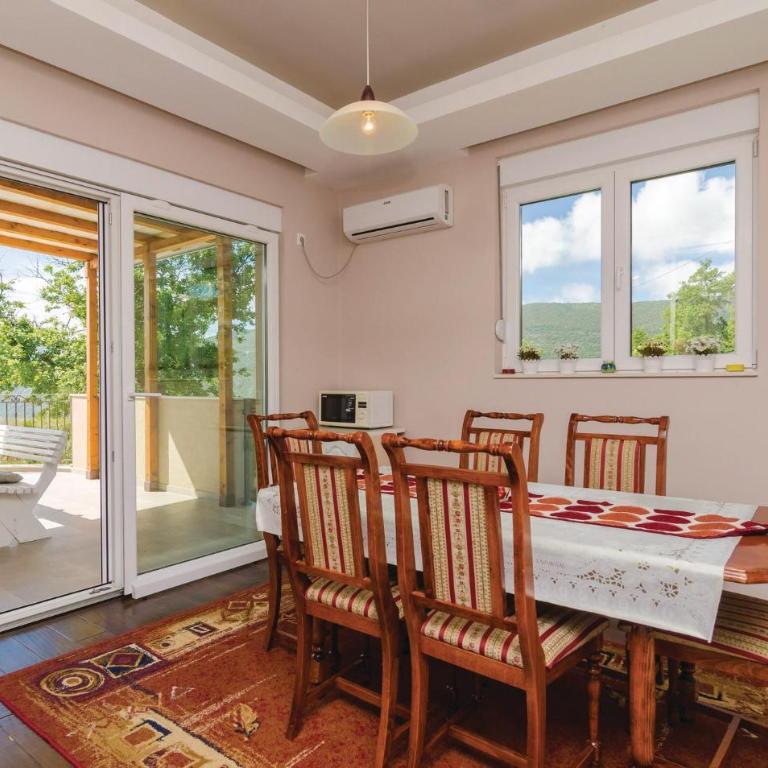 Cozy Home In Igalo With Wifi - Three-Bedroom Vacation Home - 13