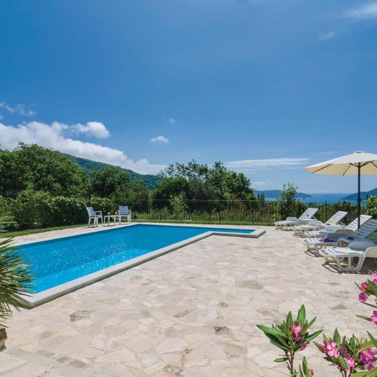 Cozy Home In Igalo With Wifi - Three-Bedroom Vacation Home - 2