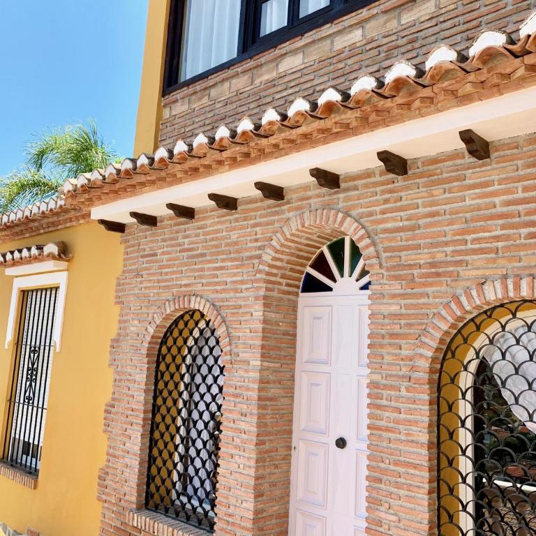 CHALET CON PISCINAS Y VISTAS DE ENSUEÑO - Casa de 5 dormitorios - 32