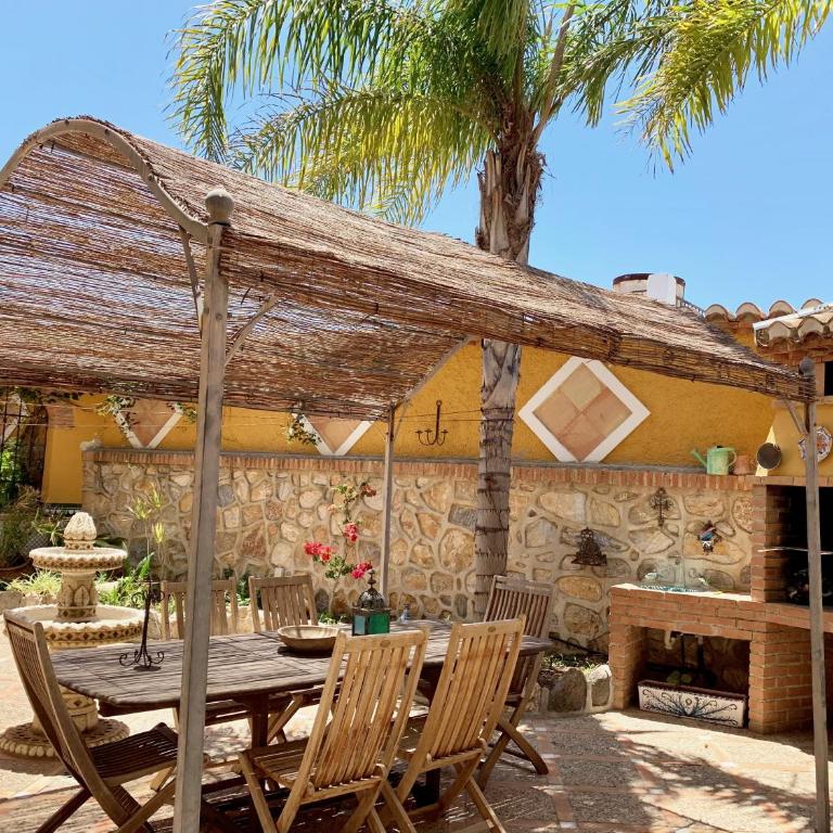 CHALET CON PISCINAS Y VISTAS DE ENSUEÑO - Casa de 5 dormitorios - 35