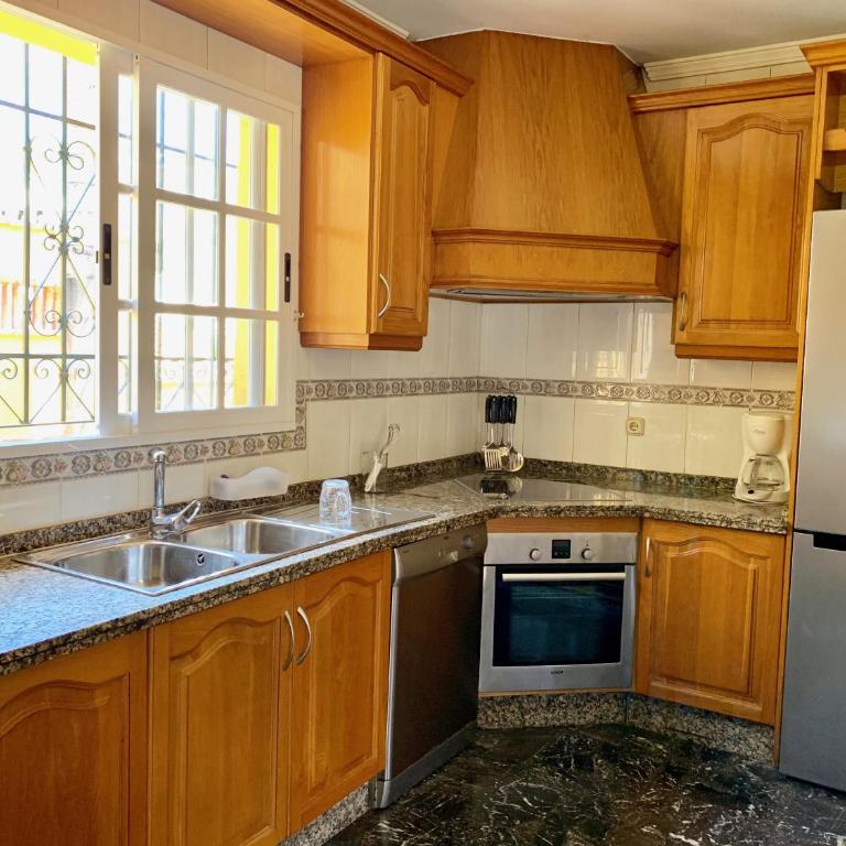 CHALET CON PISCINAS Y VISTAS DE ENSUEÑO - Casa de 5 dormitorios - 28