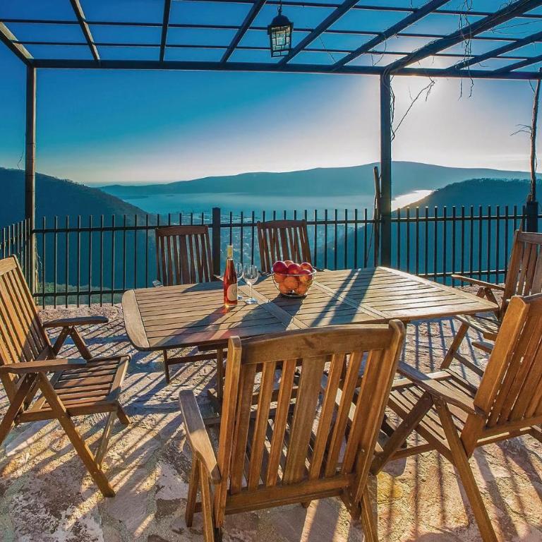 3 Bedroom Beautiful Home In Tivat - Three-Bedroom Vacation Home - 11