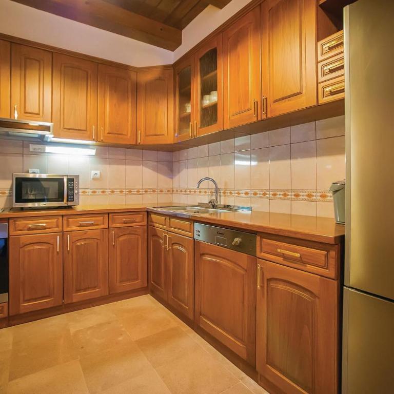 3 Bedroom Beautiful Home In Tivat - Three-Bedroom Vacation Home - 4