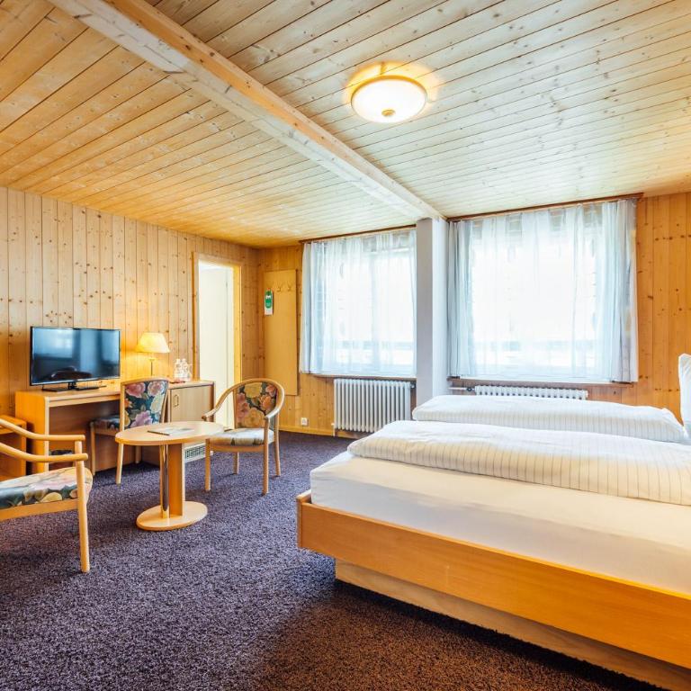 Hotel-Restaurant Bellevue - Zimmer mit Kingsize-Bett und Bergblick - 3
