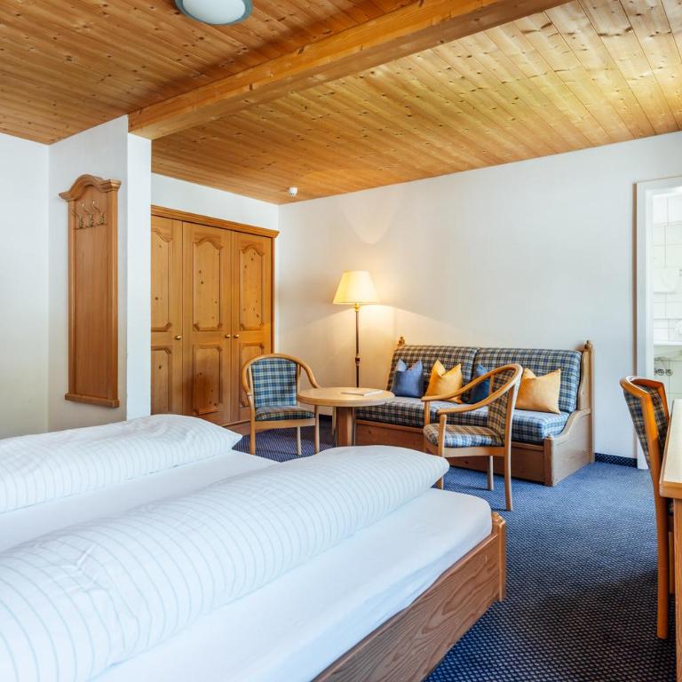 Hotel-Restaurant Bellevue - Zimmer mit Kingsize-Bett und Bergblick - 2