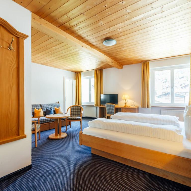 Hotel-Restaurant Bellevue - Zimmer mit Kingsize-Bett und Bergblick - 6