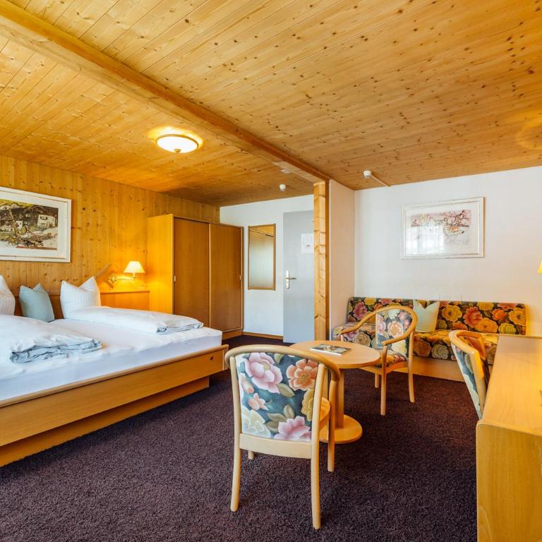 Hotel-Restaurant Bellevue - Zimmer mit Kingsize-Bett und Bergblick - 4
