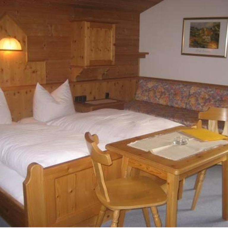 Pension Klausnerhof - Standard Dreibettzimmer mit Balkon - 1