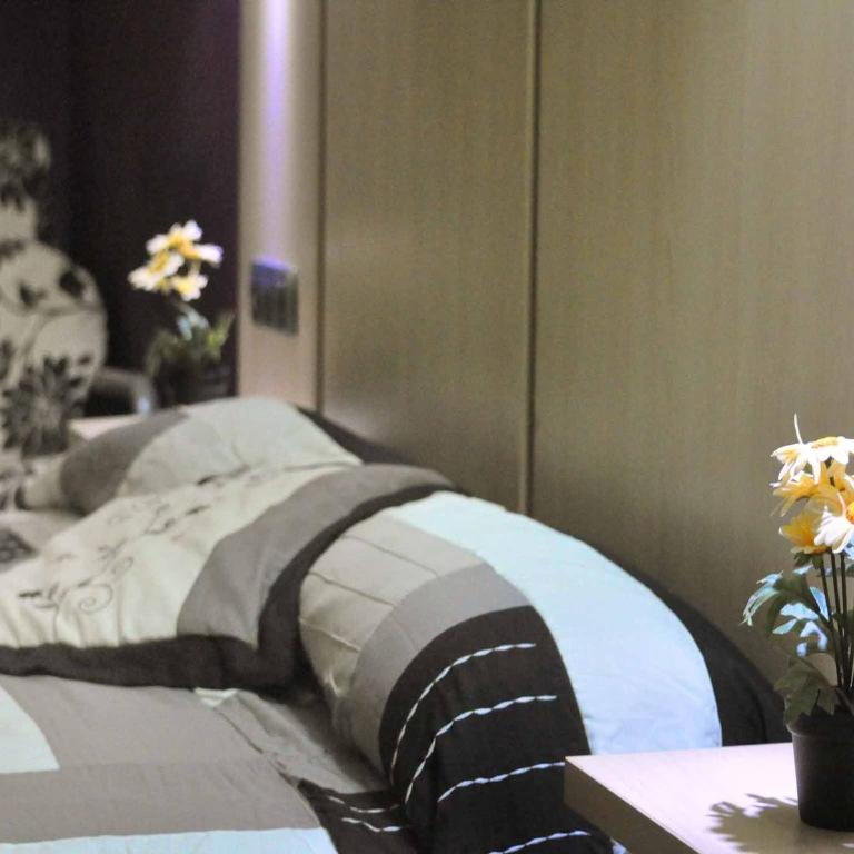 BARCELONA GOTIC Guesthouse - Basic Double Room with Shared Bathroom - 1