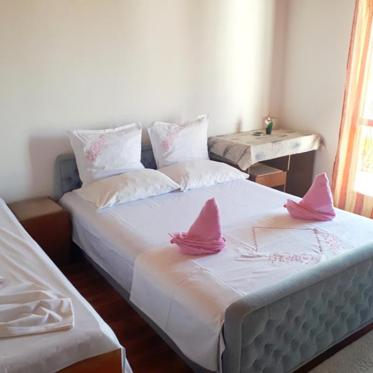 Guesthouse DONA - Triple Room with Garden View - 2