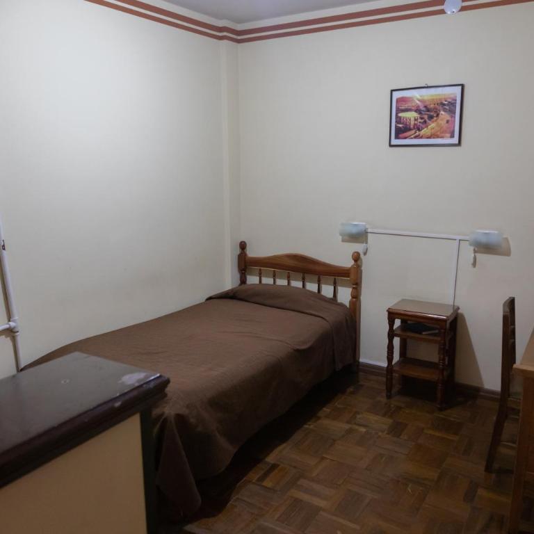 Julia Plaza Hotel - Queen Room with Shared Bathroom - 1