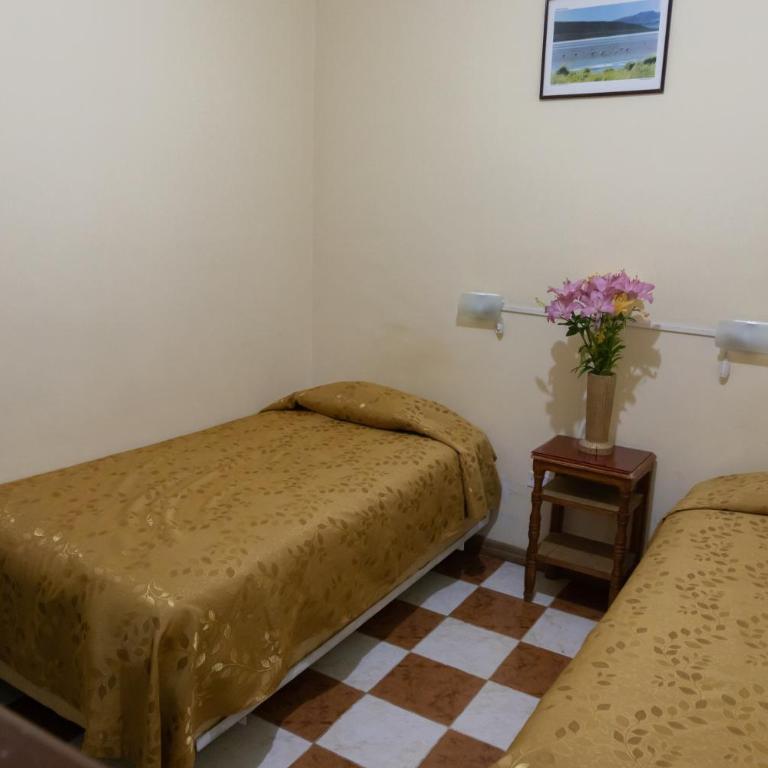 Julia Plaza Hotel - Twin Room with Shared Bathroom - 2