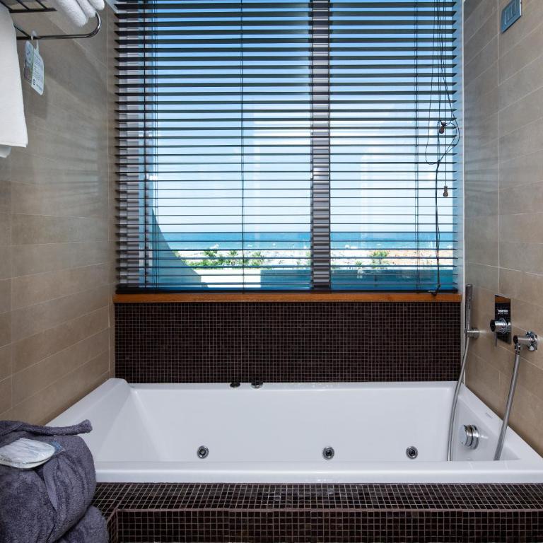 Best Western Maison B Hotel - Junior Suite King con Vasca Idromassaggio e Vista Mare - 3