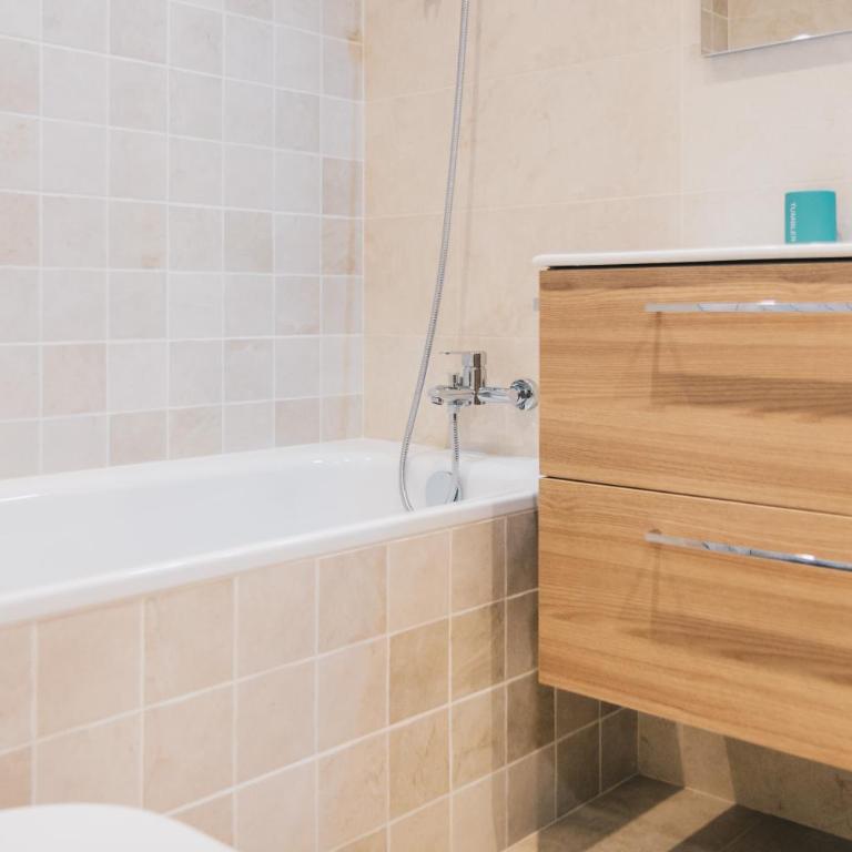 Amalur apartment by People Rentals - Three-Bedroom Apartment - 15