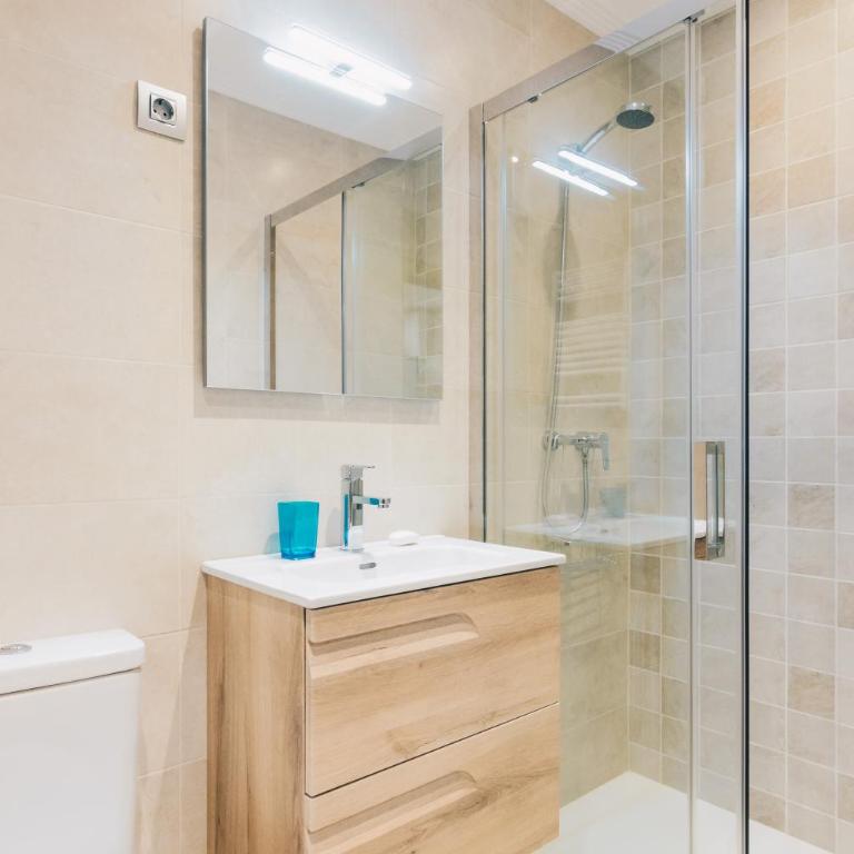 Amalur apartment by People Rentals - Three-Bedroom Apartment - 16
