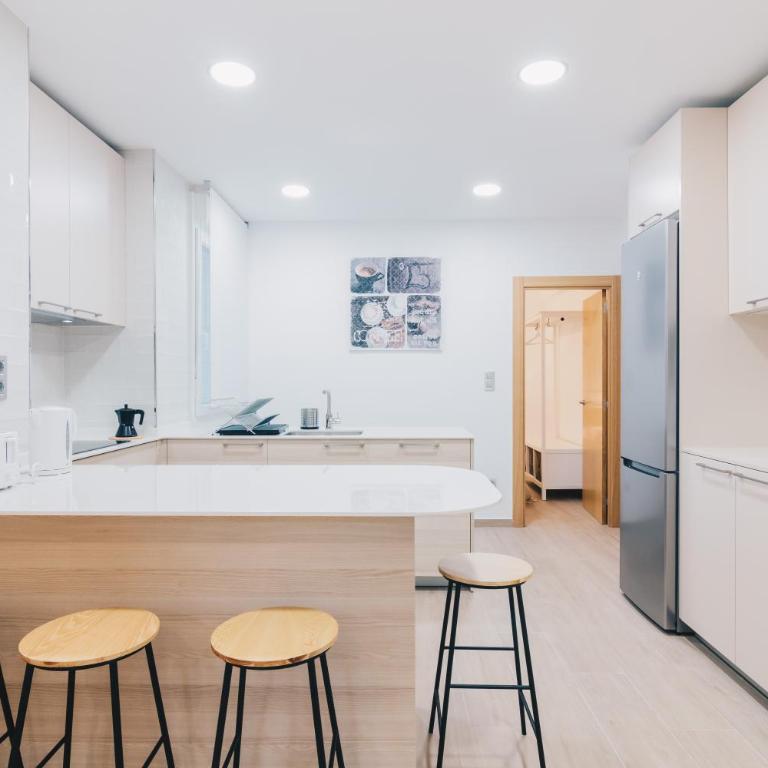 Amalur apartment by People Rentals - Three-Bedroom Apartment - 12