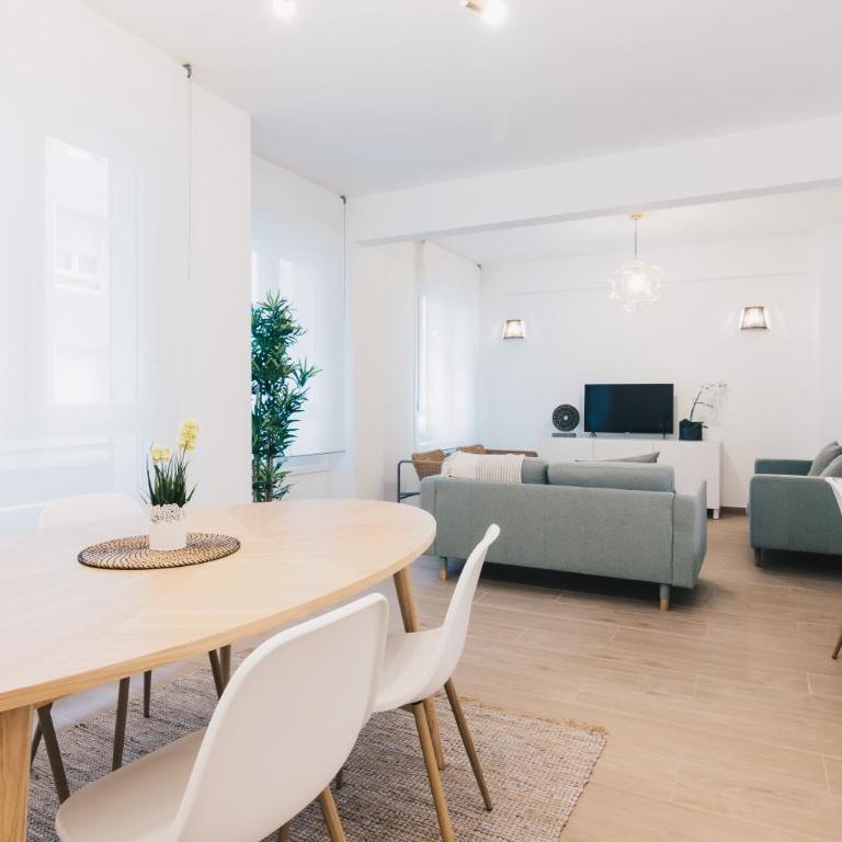 Amalur apartment by People Rentals - Three-Bedroom Apartment - 1