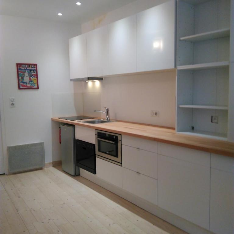avec CLIMATISEUR APPARTEMENT DESIGN vous propose, un appartement 2 chambres et salon, 3 appartements une pièce, NETFLIX, lits faits à votre arrivée, serviettes de toilette, Ménage, Wifi ,Plage à 190m, BOX à Vélos, paiement 3 fois sans frais - Appartement 2 Chambres - 2
