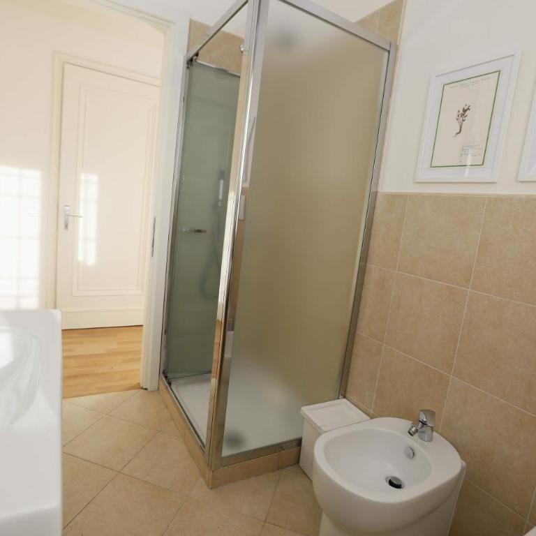 Pisacane61 B&B - Camera Matrimoniale con Bagno Privato - 8