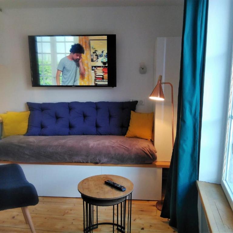 avec CLIMATISEUR APPARTEMENT DESIGN vous propose, un appartement 2 chambres et salon, 3 appartements une pièce, NETFLIX, lits faits à votre arrivée, serviettes de toilette, Ménage, Wifi ,Plage à 190m, BOX à Vélos, paiement 3 fois sans frais - Appartement avec Douche - 1