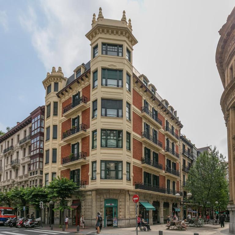 Gran Via 3 by Forever Rentals - Three-Bedroom Apartment - 19