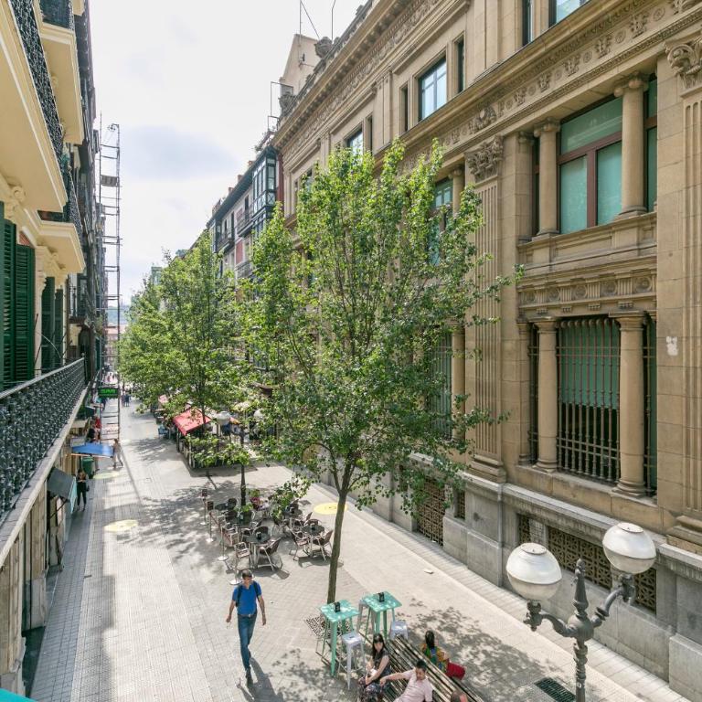 Gran Via 3 by Forever Rentals - Three-Bedroom Apartment - 15