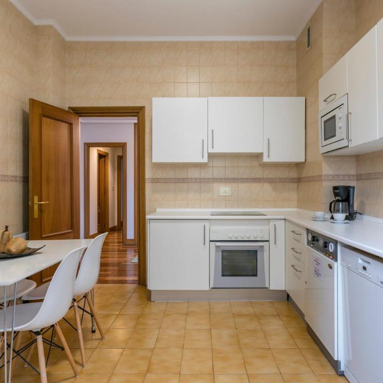 Gran Via 3 by Forever Rentals - Three-Bedroom Apartment - 29