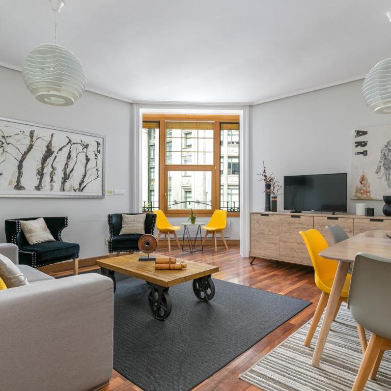 Gran Via 3 by Forever Rentals - Three-Bedroom Apartment - 1