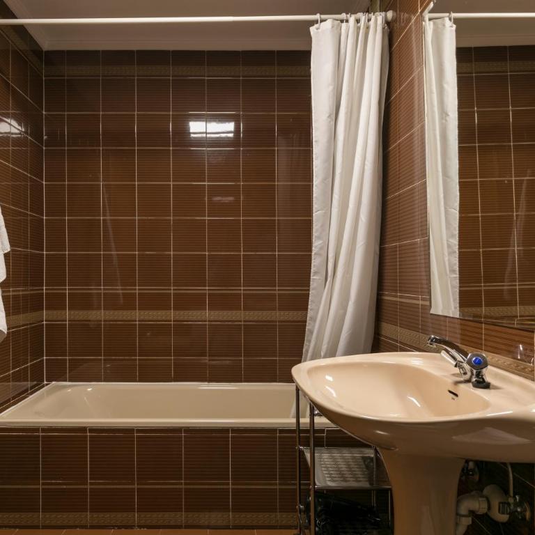 Gran Via 3 by Forever Rentals - Three-Bedroom Apartment - 7