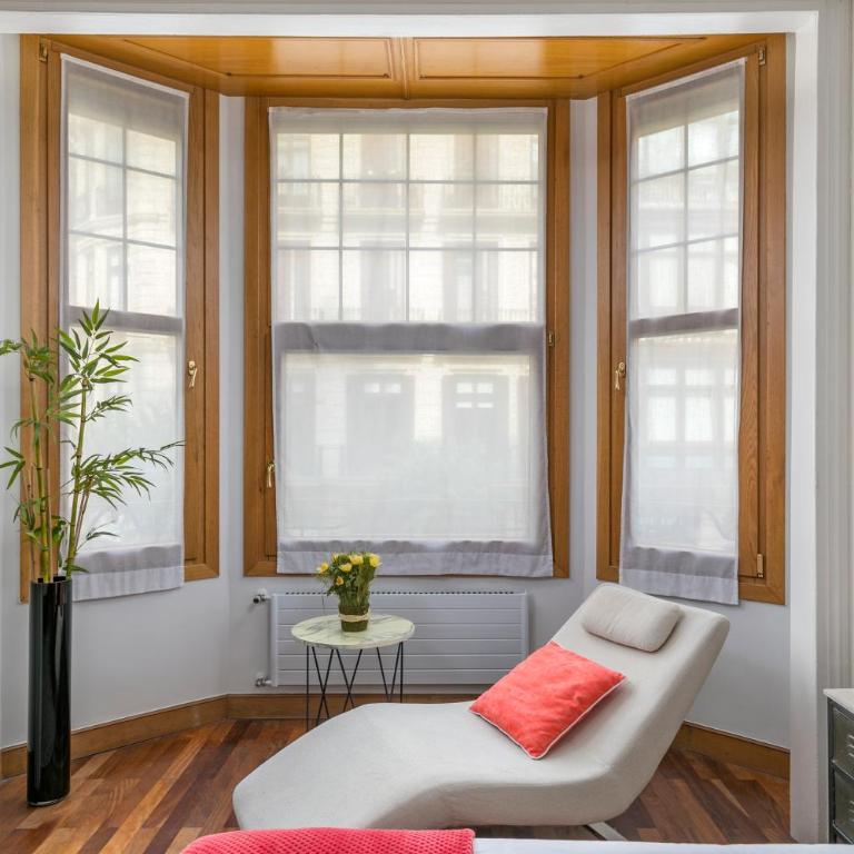 Gran Via 3 by Forever Rentals - Three-Bedroom Apartment - 13