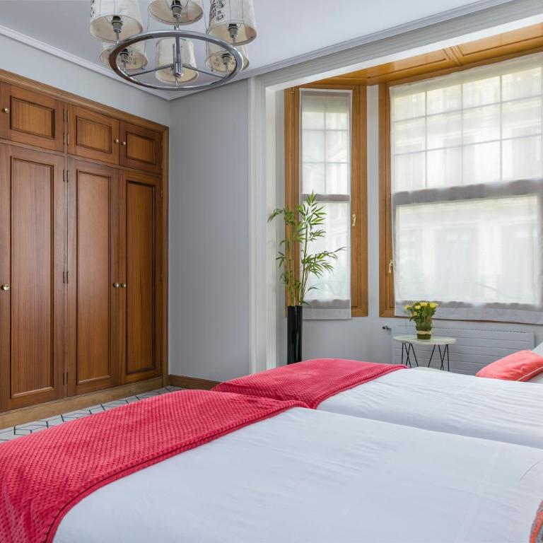 Gran Via 3 by Forever Rentals - Three-Bedroom Apartment - 21
