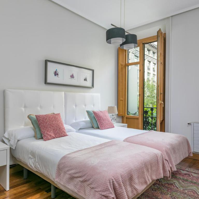 Gran Via 3 by Forever Rentals - Three-Bedroom Apartment - 3