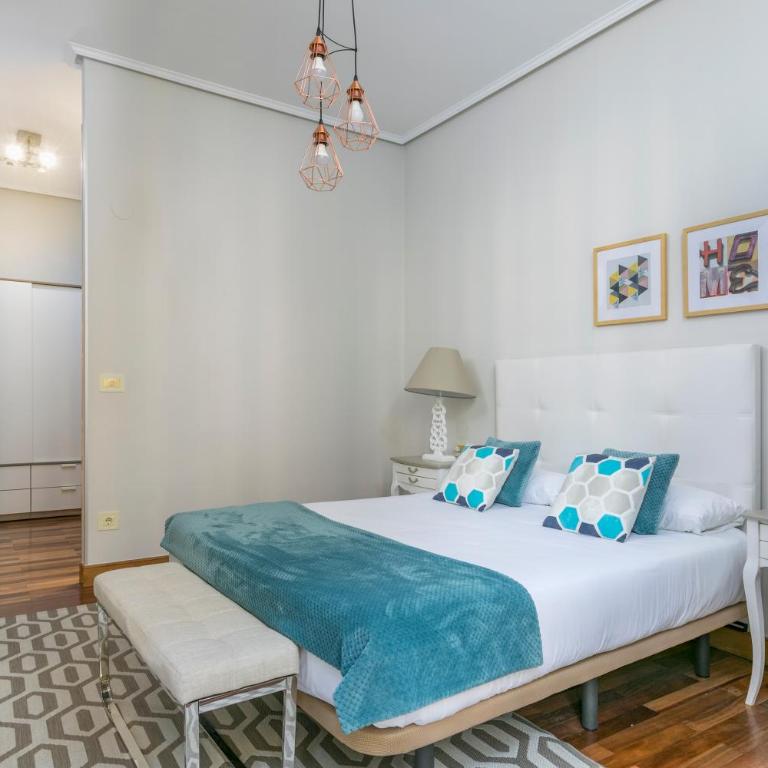 Gran Via 3 by Forever Rentals - Three-Bedroom Apartment - 26