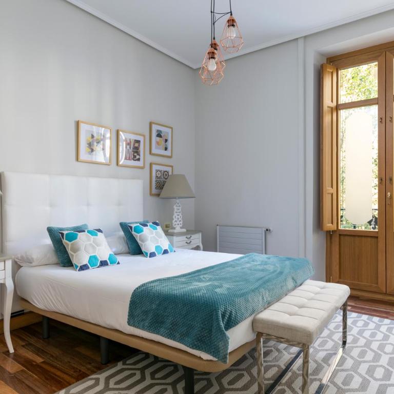 Gran Via 3 by Forever Rentals - Three-Bedroom Apartment - 4