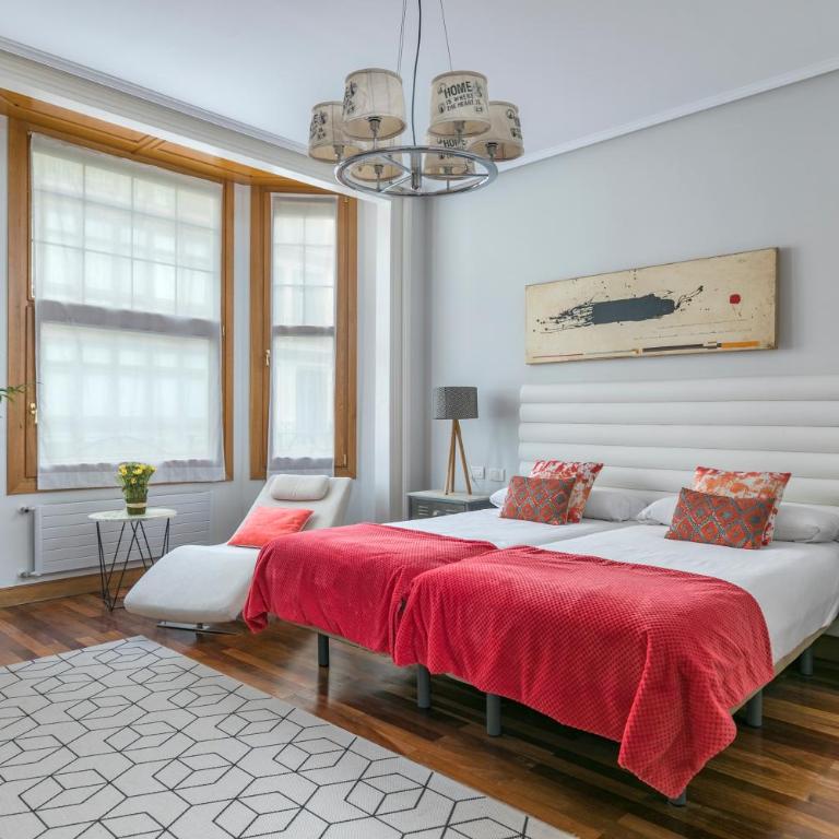 Gran Via 3 by Forever Rentals - Three-Bedroom Apartment - 2
