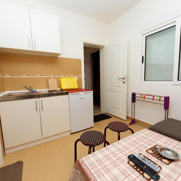 Apartments Sergej - Apartman s 1 Spavaćom Sobom i Popločanim Dvorištem - 7