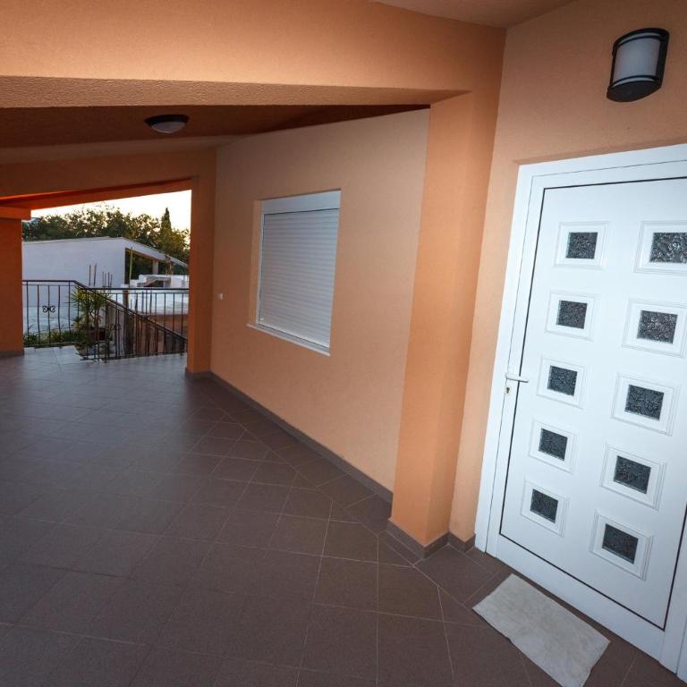 Apartments Sergej - Apartman s 1 Spavaćom Sobom i Popločanim Dvorištem - 3