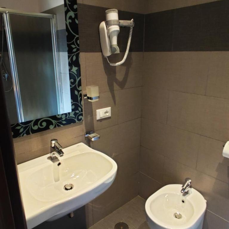 Imperial Suite Guest House - Single Room with Private Bathroom - 1