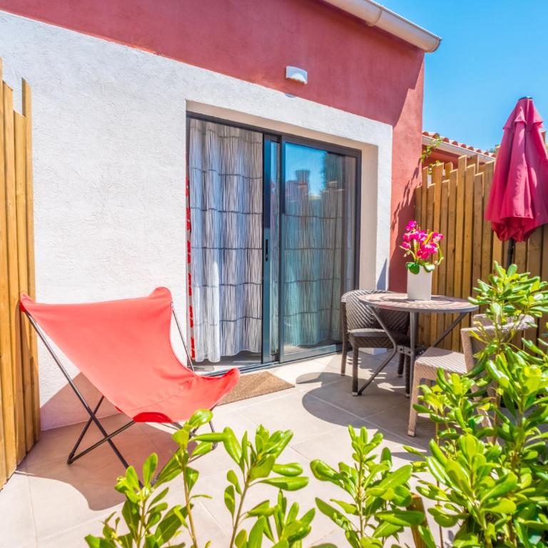 Hôtel et Appart Hôtel Les Flots Bleus - Appartement 1 Chambre - Vue sur Piscine - 1
