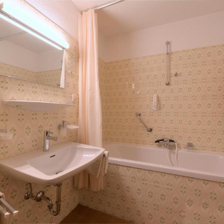 Pension Angelika - Doppelzimmer mit Balkon - 1