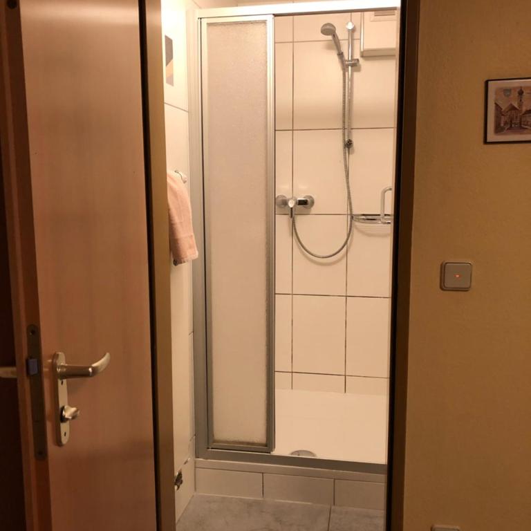 Zum Winzermännle - Einzelzimmer mit Gemeinschaftsdusche und -WC - 2