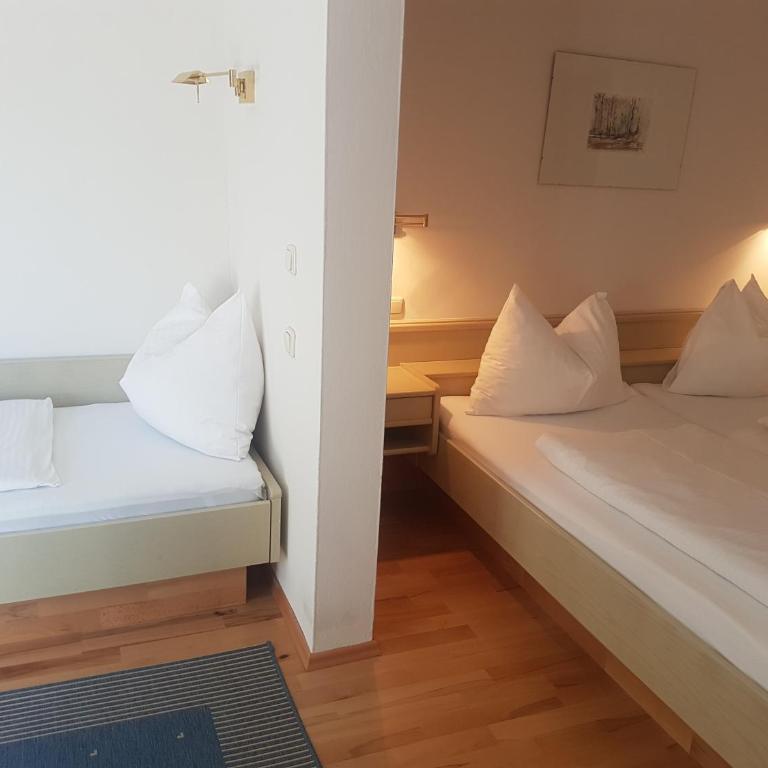 Comfort Rooms Bruckner - Comfort Dreibettzimmer mit Dusche - 1