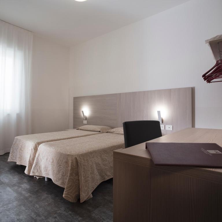 Alfa Fiera Hotel - Ampia Camera Matrimoniale/Doppia con Letti Singoli - 10