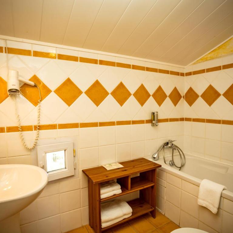 LOGIS HOTEL L' Auberge d'Uzes - Chambre Familiale (2 Adultes + 1 Enfant) - 1