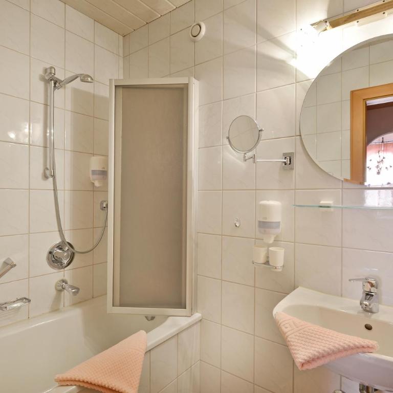 Hotel Ländenhof Superior - Dreibettzimmer mit Balkon A - 2