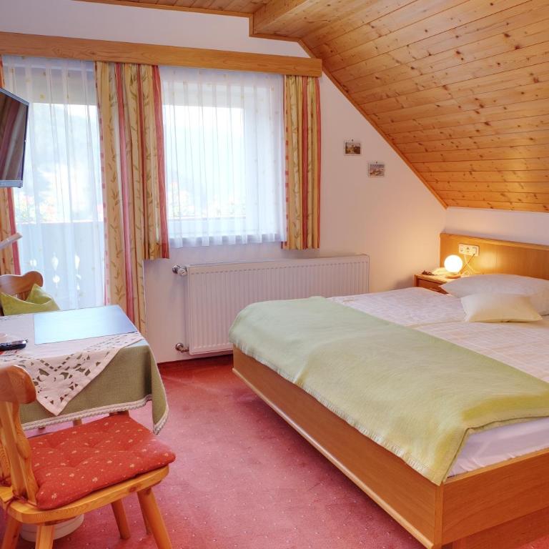 Landhaus Hinteregger - Doppelzimmer mit Balkon - 2