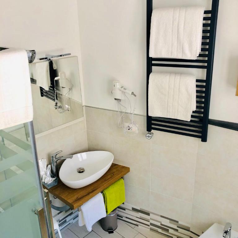 Bardilio Luxury Rooms - Triple Room with Private Bathroom - 35